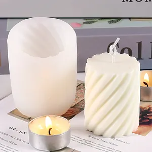 Detailansicht der spiralförmigen Silikonform und der fertigen Duftkerze für DIY