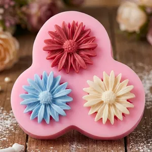 Detailansicht einer 3-Loch-Gänseblümchen-Silikonform mit Fondantblumen