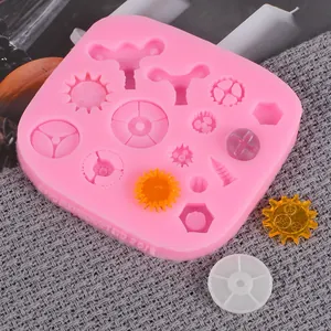 Détail du moule en silicone rose avec des formes d'engrenages et tuyaux mécaniques