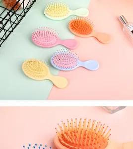 Detailansicht farbenfroher Mini-Haarbürsten in Pastellfarben mit Massage-Luftkissen