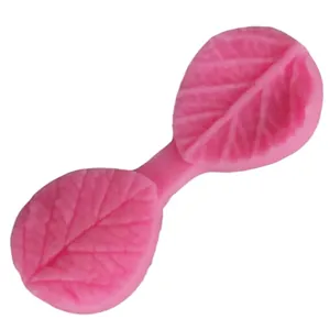 Detailansicht einer rosa Silikonform in Rosenblattform für Fondant- und Zuckerarbeiten