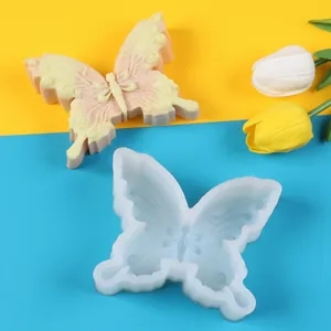 Detalle que muestra el intrincado molde de silicona de mariposa con muestra acabada