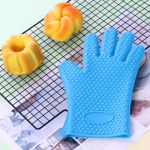 Vue détaillée gant de cuisine en silicone bleu avec texture cœur antidérapante