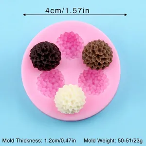 Vue rapprochée d'un moule en silicone rose en forme de marguerite pour le chocolat.