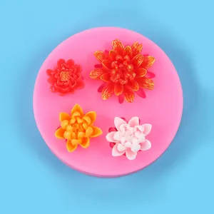 Detalle de molde de silicona rosa con cuatro formas florales para manualidades DIY.