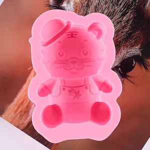 Detaillierte Nahaufnahme einer rosa Silikonform in Tigerform für DIY-Duftkerzen