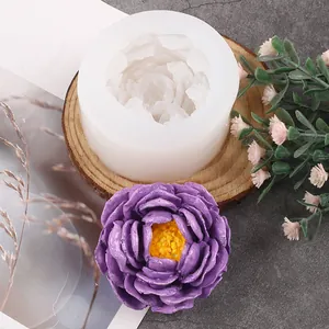 Vista detallada del molde de silicona 3D para suculentas con una flor de cera violeta.