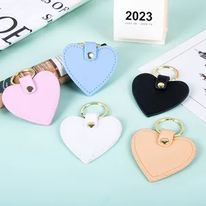 Porte-clés en cuir en forme de cœur en diverses couleurs avec anneaux en métal doré