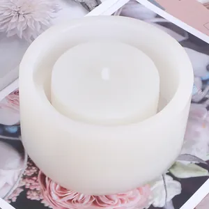 Détail macro d'un moule en silicone rond pour pots de fleurs et bacs de rangement DIY.