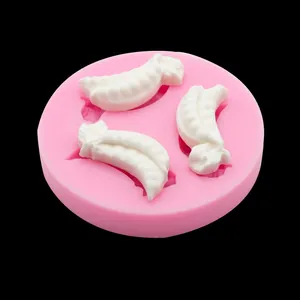 Dettaglio dello stampo in silicone rosa a forma di baccello per decorazioni torte