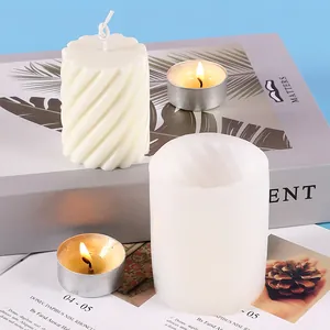 Nahaufnahme der spiralförmigen Silikonform und einer fertigen weißen Kerze.