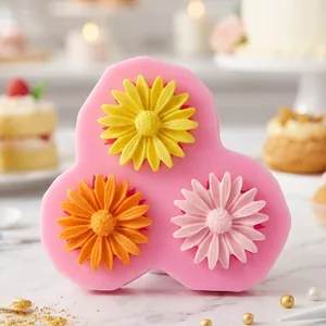 Detailansicht einer 3-Loch Gänseblümchen Silikonform für Fondant mit bunten Blumen