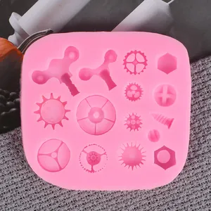 Vue détaillée du moule en silicone rose avec engrenages steampunk et pièces mécaniques