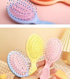Detailansicht eines Sets von Mini-Luftkissenhaarbürsten in lebhaften Pastellfarben