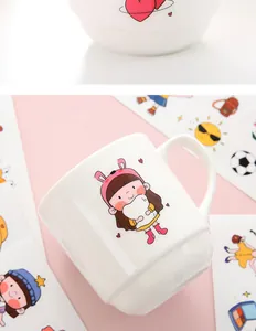 Süße wasserfeste PET-Aufkleber mit Cartoon-Motiv auf einer weißen Keramiktasse