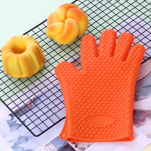 Détail de gant de cuisine en silicone orange avec motif de cœur antidérapant pour la pâtisserie