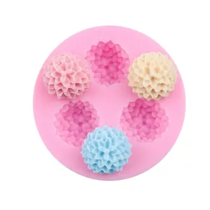 Vue de dessus du moule en silicone chrysanthème rose pour décorations florales