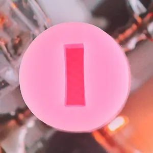 Vista dettagliata dello stampo in silicone rosa con cavità rettangolare per DIY