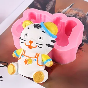 Detailansicht der rosa Silikonform Cartoon-Tiger mit fertigem handbemaltem Gips-Maskottchen