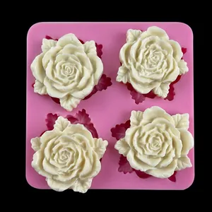 Detailansicht der 4-Loch-Rosen-Silikonform mit realistischen Fondant-Blumentexturen