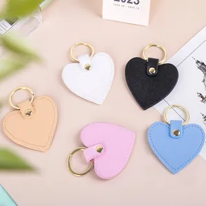 Porte-clés en similicuir en forme de cœur en cinq couleurs avec anneaux en métal doré