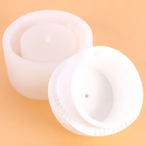 Vue détaillée montrant la texture interne et le trou de drainage d'un moule en silicone