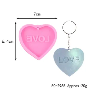 Dettaglio stampo in silicone a cuore, dimensioni 7cm x 6,4cm e peso circa 20g.