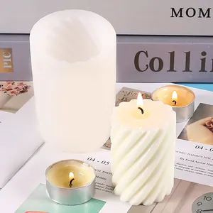 Nahaufnahme einer spiralförmigen Silikonform für DIY-Kerzen und Bastelarbeiten