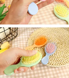 Nahaufnahme von Mini-Luftkissen-Massagehaarbürsten in Pastellfarben für Mädchen und Kinder