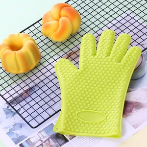 Vue détaillée d'un gant de cuisine en silicone résistant à la chaleur vert