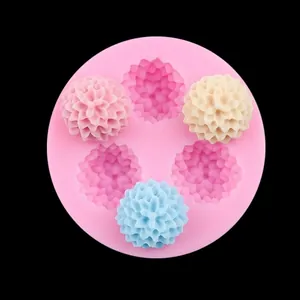 Gros plan d'un moule en silicone fleur marguerite pour chocolats et fondants DIY