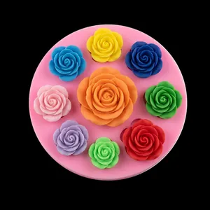 Vista dall'alto dello stampo in silicone rosa a forma di rosa con decorazioni