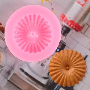 Dettaglio del motivo a raggiera sullo stampo in silicone rosa per dolci al cioccolato