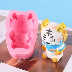 Makroansicht einer rosa Silikonform für Zeichentricktiger neben einer fertigen Gipsfigur