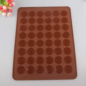 Detail van een bruine 48-gaats siliconen bakmat voor macarons met fijne ronde vormen.