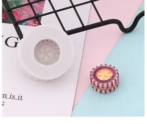 Detalle de molde de silicona con forma de neumático y decoración sobre fondo rosa y azul