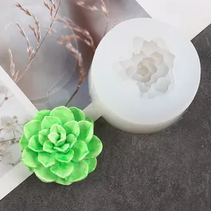 Vista de cerca del molde de silicona para suculentas 3D y del modelo de cera terminada