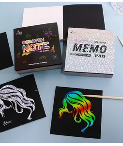 Detailansicht von 100-Blatt-Kratzkunst-Notizblöcken mit Regenbogen- und Holo-Effekten