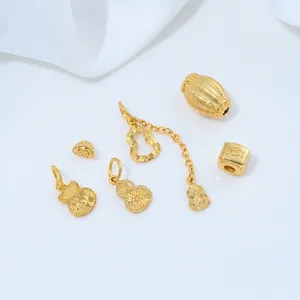Gedetailleerd overzicht van 24K vergulde lotus- en kalebasbedeltjes voor DIY-sieraden maken.