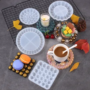 Moules en silicone DIY pour sous-verres à bulles présentés avec des exemples en résine