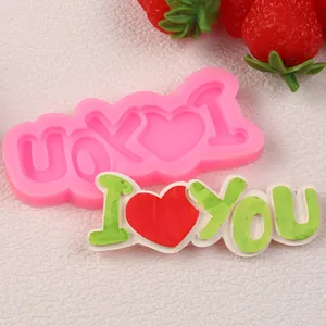 Λεπτομερής άποψη της φόρμας σιλικόνης 'I love you' και διακόσμηση τούρτας DIY.