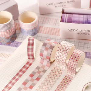 Een set washi-tapes met rasterpatroon voor creatief DIY scrapbooking en planners.
