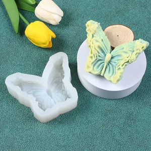 Vista detallada del molde de silicona de mariposa con una muestra de textura creativa
