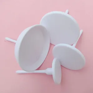 Vista detallada de 4 clavos para flores de plástico blanco para decoración de pasteles y repostería