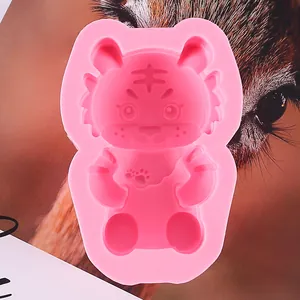 Detaillierte Ansicht einer rosa Silikonform mit Cartoon-Tigermotiv für Kerzenguss.