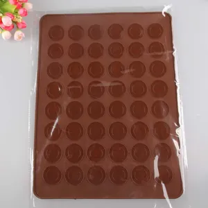 Bruine siliconen bakmat met 48 vormen voor macarons in detailweergave.