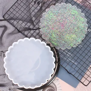 Vista detallada de un molde de silicona redondo con un posavasos de resina brillante