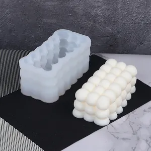 Detailweergave van de siliconen mal voor bubbelkaarsen met afgewerkt wit wasproduct.
