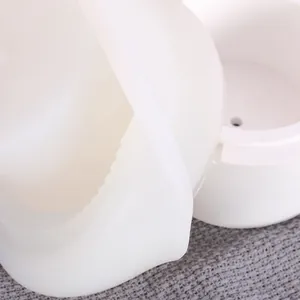 Gros plan détaillant la texture lisse du moule en silicone blanc pour jardinière.