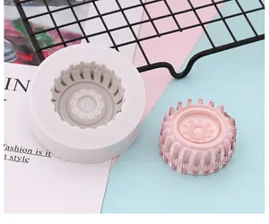 Molde de silicona blanca para neumáticos y resultado de fondant rosa sobre fondo